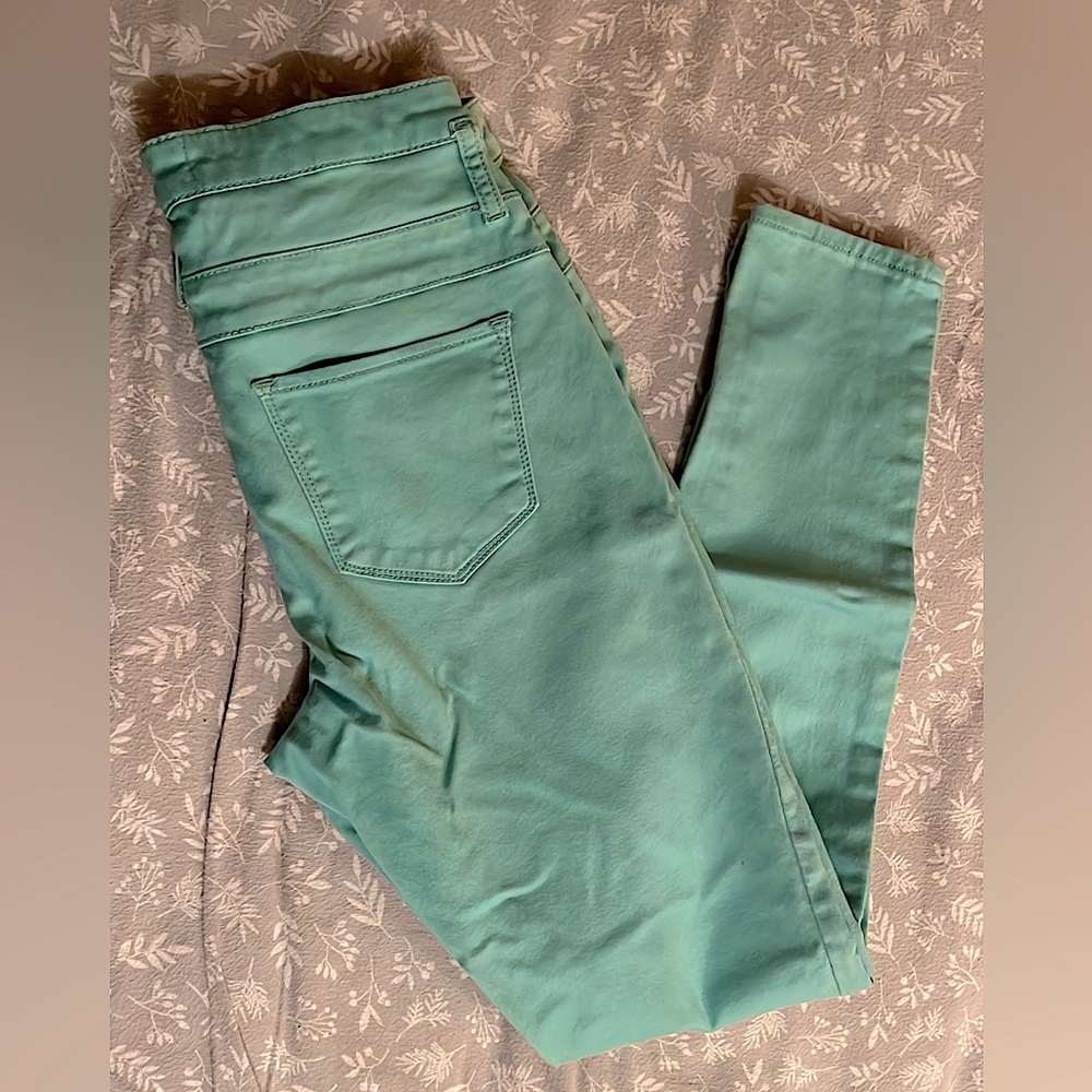 High-waisted *No boundaries* aqua/light blue, stretchy skinny jeans. 3 button.